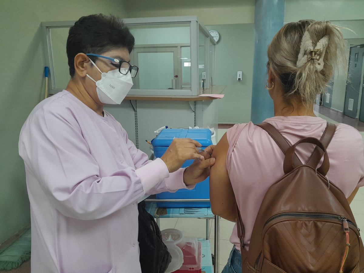 CSSPanama's tweet photo. #Chiriquí | Personal de enfermería del Hospital Dionisio Arrocha aplica las vacunas contra la influenza a pacientes que asisten al puesto de vacunación en este nosocomio,  y así facilitar que cumplan con su cronograma de vacunación. https://t.co/0zhXMzfBFw