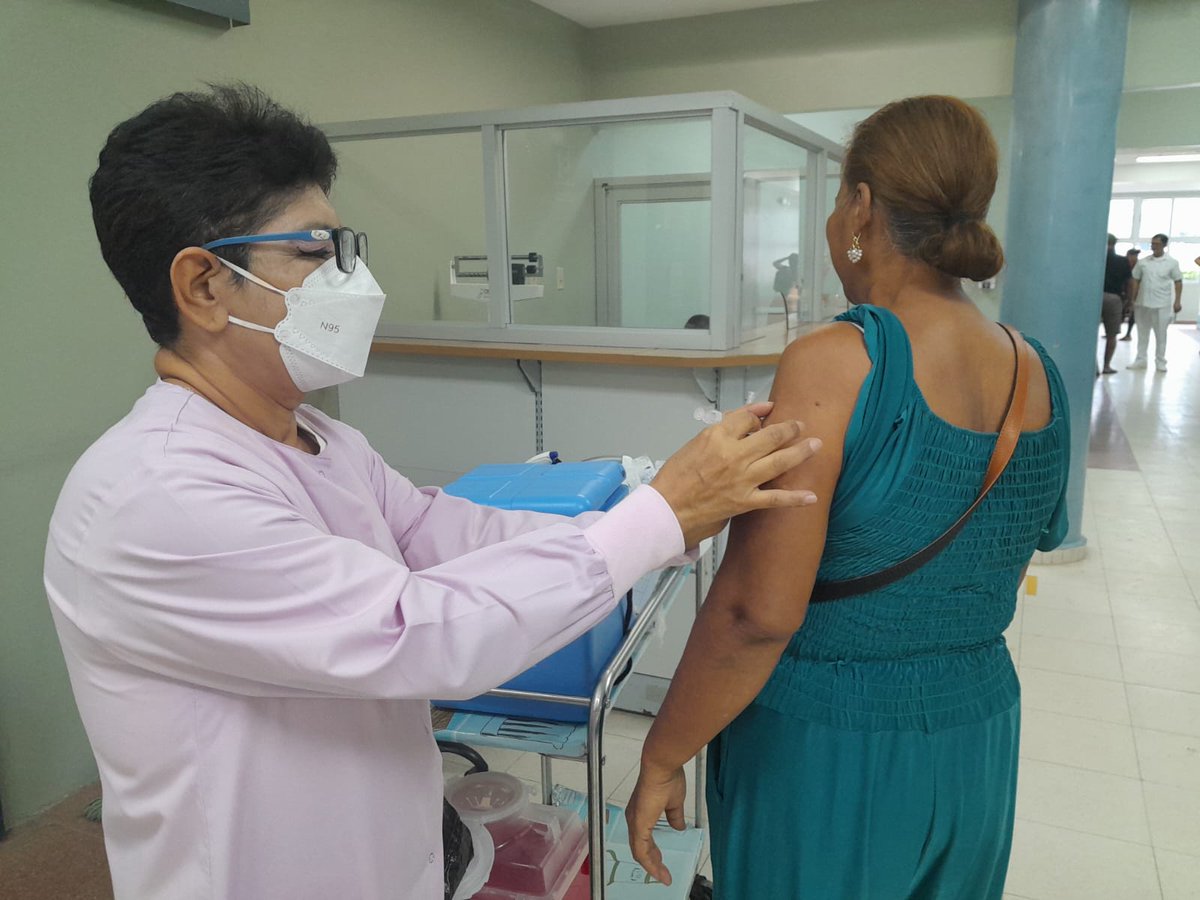 CSSPanama's tweet photo. #Chiriquí | Personal de enfermería del Hospital Dionisio Arrocha aplica las vacunas contra la influenza a pacientes que asisten al puesto de vacunación en este nosocomio,  y así facilitar que cumplan con su cronograma de vacunación. https://t.co/0zhXMzfBFw