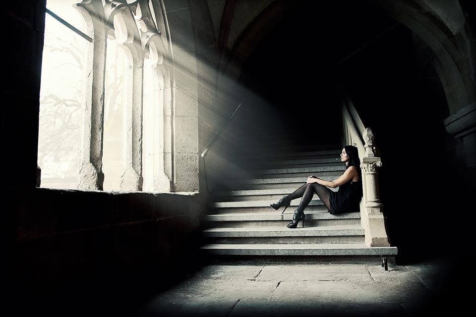 İnsanı kalbinden tutamadın mı ... gör ! nasıl kayıp gidecek elinden.