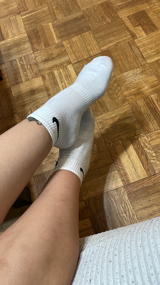 Qué tal todo desde ahí abajo suplicando que te preste atención? Mal no? Sigue así