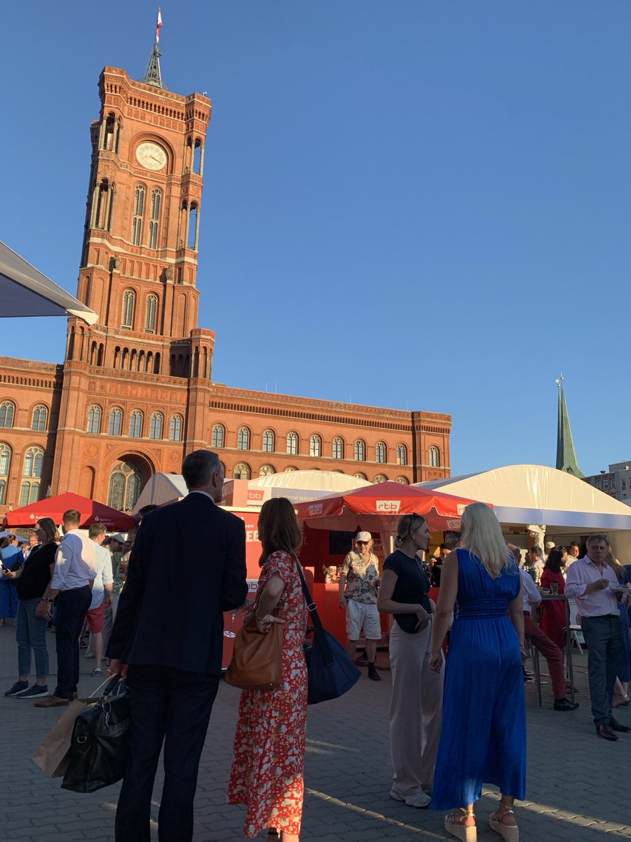 Das Hoffest - eine gute Gelegenheit für mehr Barrierefreiheit in Berlin zu werben. Daher ist der Vorstand des Landesbeirats für Menschen mit Behinderung auch stark vertreten, um in Sachen Inklusion Networking zu betreiben. Schließlich gibt es hier in Berlin noch sehr viel zu tun.