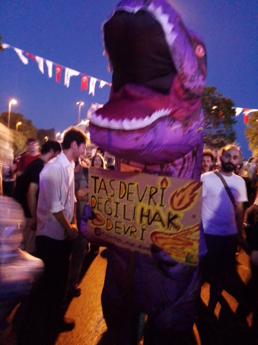 solcugazete60's tweet photo. Saraçhane Mitingi'ne katılan bir dinozor:

"Taş devri değil, hak devri." https://t.co/WBA2Uedpqo