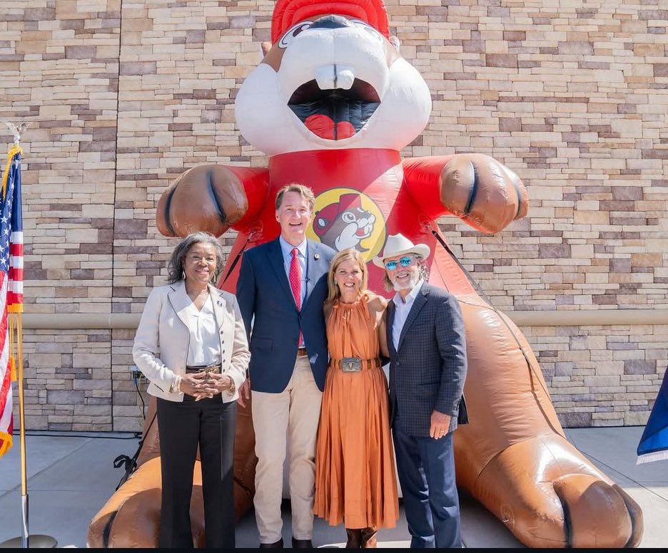 VAYD's tweet image. Glad to see @winwithwinsome and @GlennYoungkin hard at work opening a Buc-ee's while their GOP counterparts just took away healthcare from over 300,000 Virginians‼️