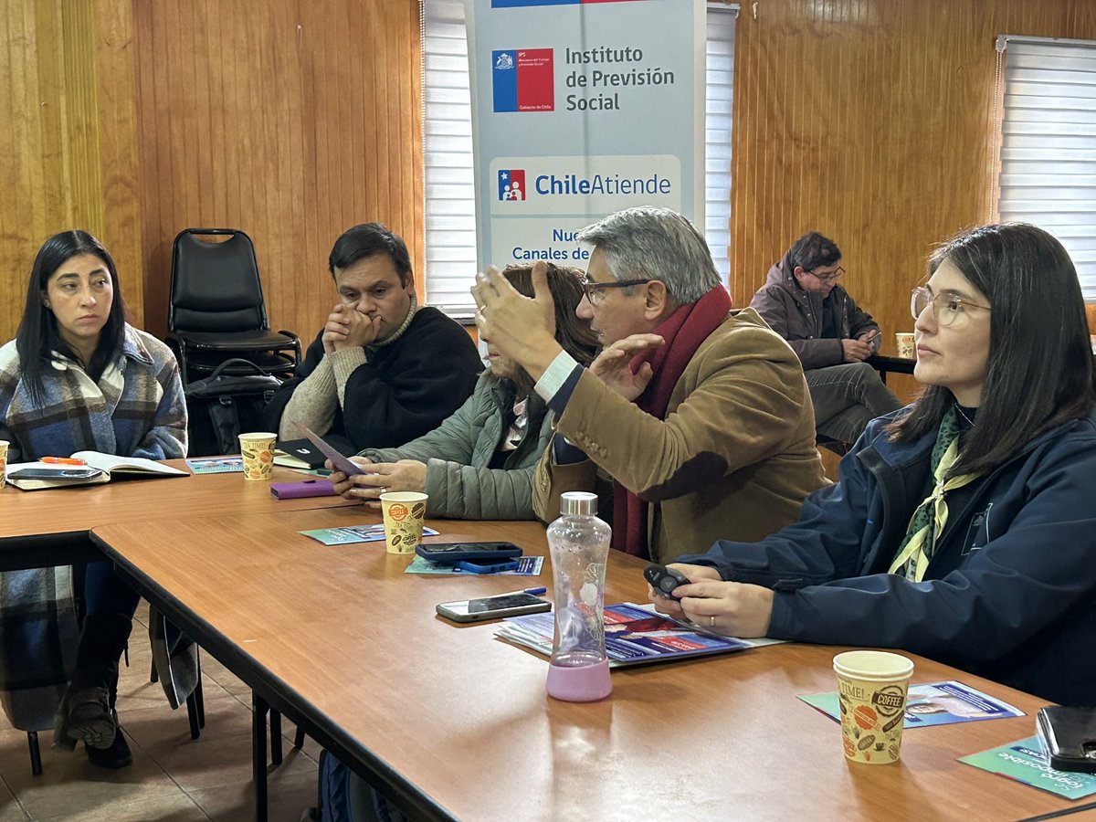 IPS Aysén (@ips_aysen) on Twitter photo #AHORA seremi <a href="/MintrabAysen/">Seremi Trabajo Aysén</a> , Camila Covarrubias; el dir reg <a href="/IPS_Aysen/">IPS Aysén</a> , Rodrigo Díaz; y el di <a href="/drtaysen/">DRTAYSEN</a>, Christian Aros, se reúnen con CorpAysén, repres de Sindic Frío Sur, asoc gremiales y prestadores servicios.
👉🏽Incremento 1% cotizaciones
👉🏽#ReformaDePensiones
<a href="/DPRAysen/">Delegación Presidencial Regional de Aysén</a> #AHORA seremi <a href="/MintrabAysen/">Seremi Trabajo Aysén</a> , Camila Covarrubias; el dir reg <a href="/IPS_Aysen/">IPS Aysén</a> , Rodrigo Díaz; y el di <a href="/drtaysen/">DRTAYSEN</a>, Christian Aros, se reúnen con CorpAysén, repres de Sindic Frío Sur, asoc gremiales y prestadores servicios.
👉🏽Incremento 1% cotizaciones
👉🏽#ReformaDePensiones
<a href="/DPRAysen/">Delegación Presidencial Regional de Aysén</a>