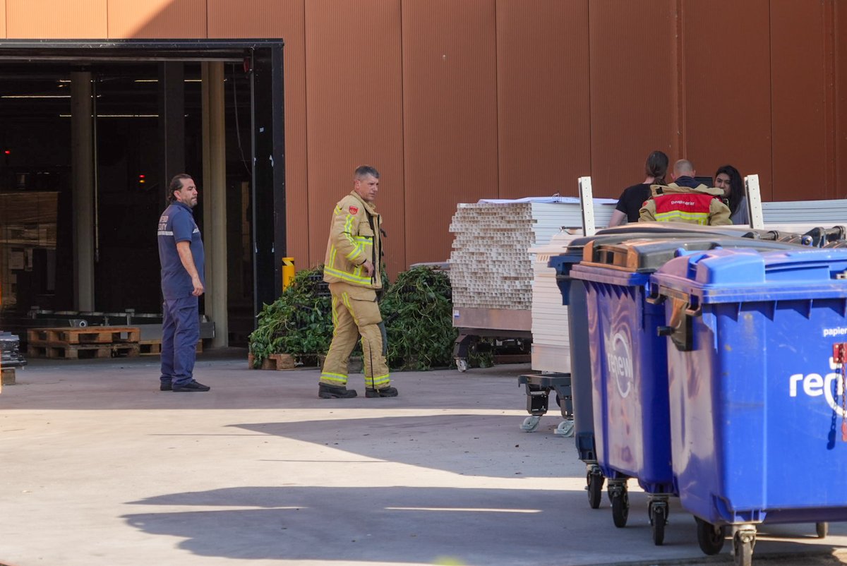 Vanavond is brand uitgebroken bij een bedrijf aan de Grasbeemd in Helmond. De brandweer was snel ter plaatse en heeft het vuur onder controle. Er is nog geen info over de oorzaak. 

ditishelmond.nl/brand-bij-bedr… 

#Helmond #brand
