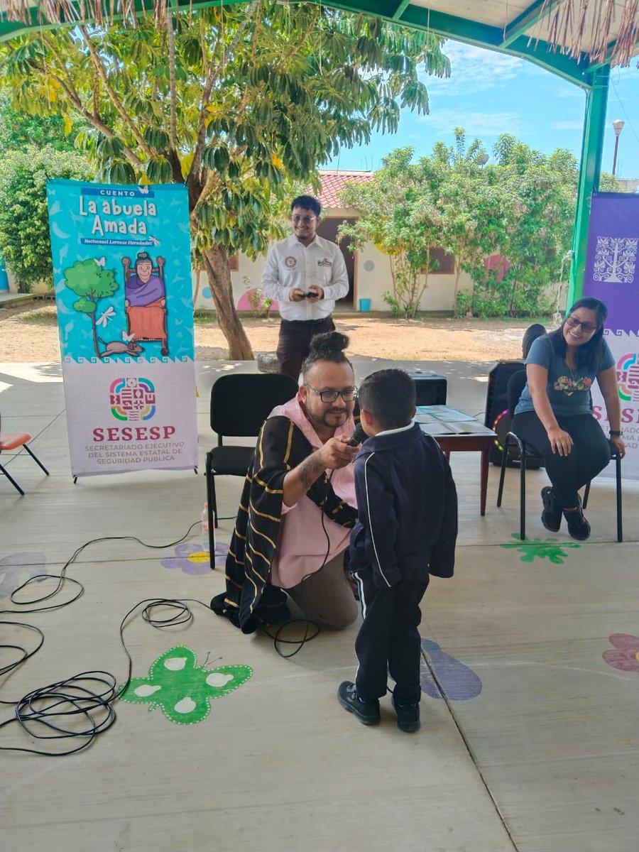 En el Jardín de Niños “Hermenegildo Galeana” de la comunidad de Santa Gertrudis Zimatlán, 88 personas se sumaron a la estrategia Fomento a la Lectura con el libro “La Abuela Amada”. Seguiremos trabajando para fortalecer los vínculos familiares y el gusto por la lectura.