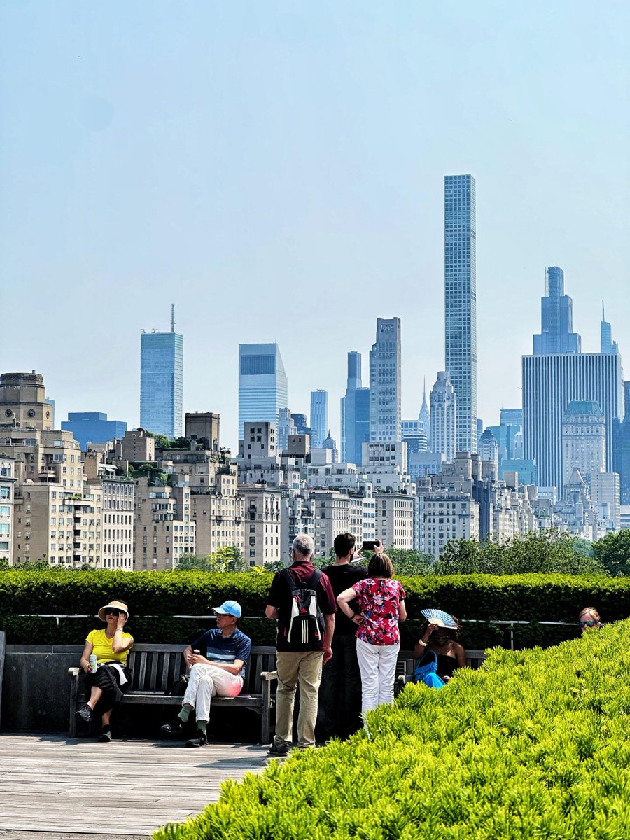 The sun was strong, but the skyline felt soft.
#CitySkyline #UrbanAfternoon #MetRooftop