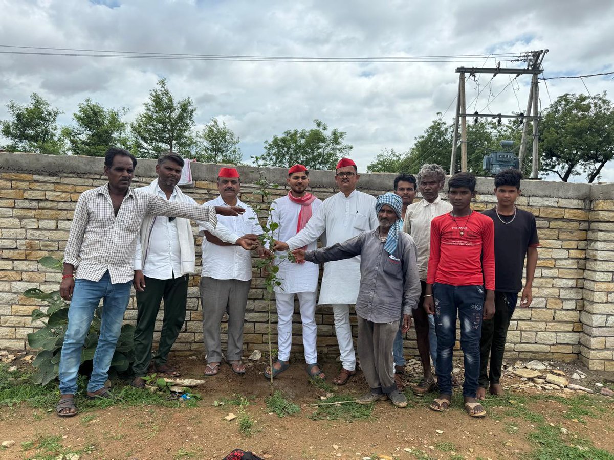 devtripathi1's tweet image. समाजवादी पार्टी के राष्ट्रीय अध्यक्ष, युवा दिलो की धड़कन,@yadavakhilesh जी के जन्मदिन के शुभ अवसर पर  पार्टी कार्यालय स्थल एयरपोर्ट रोड खजुराहो मध्य प्रदेश में वृक्षारोपण किया गया जिसमें कदम,गुड़हल ,बेल ,आंवला,आम,गुलमोहर  आदि के पौधे रोपित किए @samajwadiparty @MPDharmendraYdv