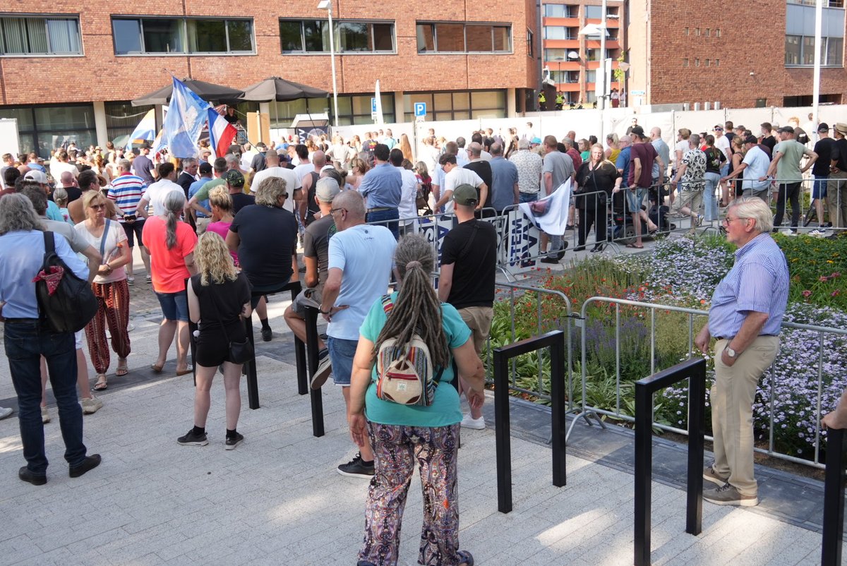 De demonstratie tegen de bouw van een asielzoekerscentrum in Helmond is dinsdagavond rustig verlopen. Ook het tegenprotest bleef vreedzaam. Wel zijn 3 mensen aangehouden, meldt de politie.

ditishelmond.nl/demonstratie-i… 

 #Helmond #demonstratie