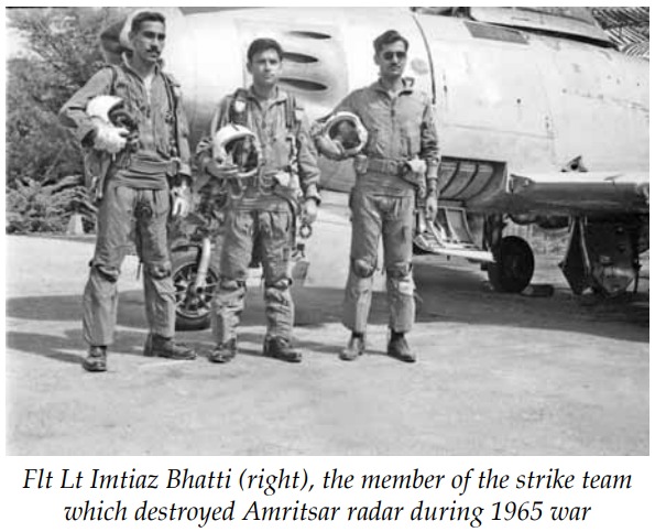 DGPR_PAF's tweet image. *Today in History*
On this day, July 2, we observe the first death anniversary of renowned war hero Air Commodore (R) Imtiaz Ahmed Bhatti, SJ, SBt, SI(M). He was born on 18 April 1933 in Gujrat to an agriculturist family, he excelled early in cycling, becoming Pakistan’s…