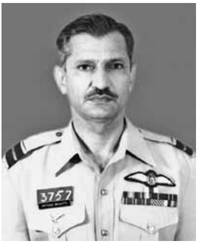 DGPR_PAF's tweet image. *Today in History*
On this day, July 2, we observe the first death anniversary of renowned war hero Air Commodore (R) Imtiaz Ahmed Bhatti, SJ, SBt, SI(M). He was born on 18 April 1933 in Gujrat to an agriculturist family, he excelled early in cycling, becoming Pakistan’s…