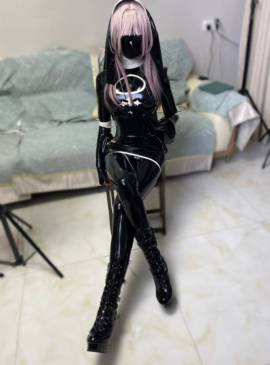 乳胶修女，这次拍完又可以摆烂几个月哩
📸： <a href="/kiger_CNxiaohe/">一块小禾</a>