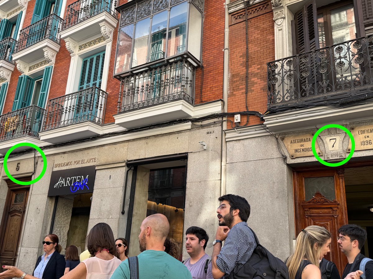 Estas viviendas de uso turístico de la calle Duque de Rivas (sin licencia de funcionamiento, por cierto, pero en uso) han decidido numerarse por su cuenta obviando que la calle tiene su propia numeración. Encontramos, pues, números repetidos del 1 al 8. En verde, los correctos.😵‍💫