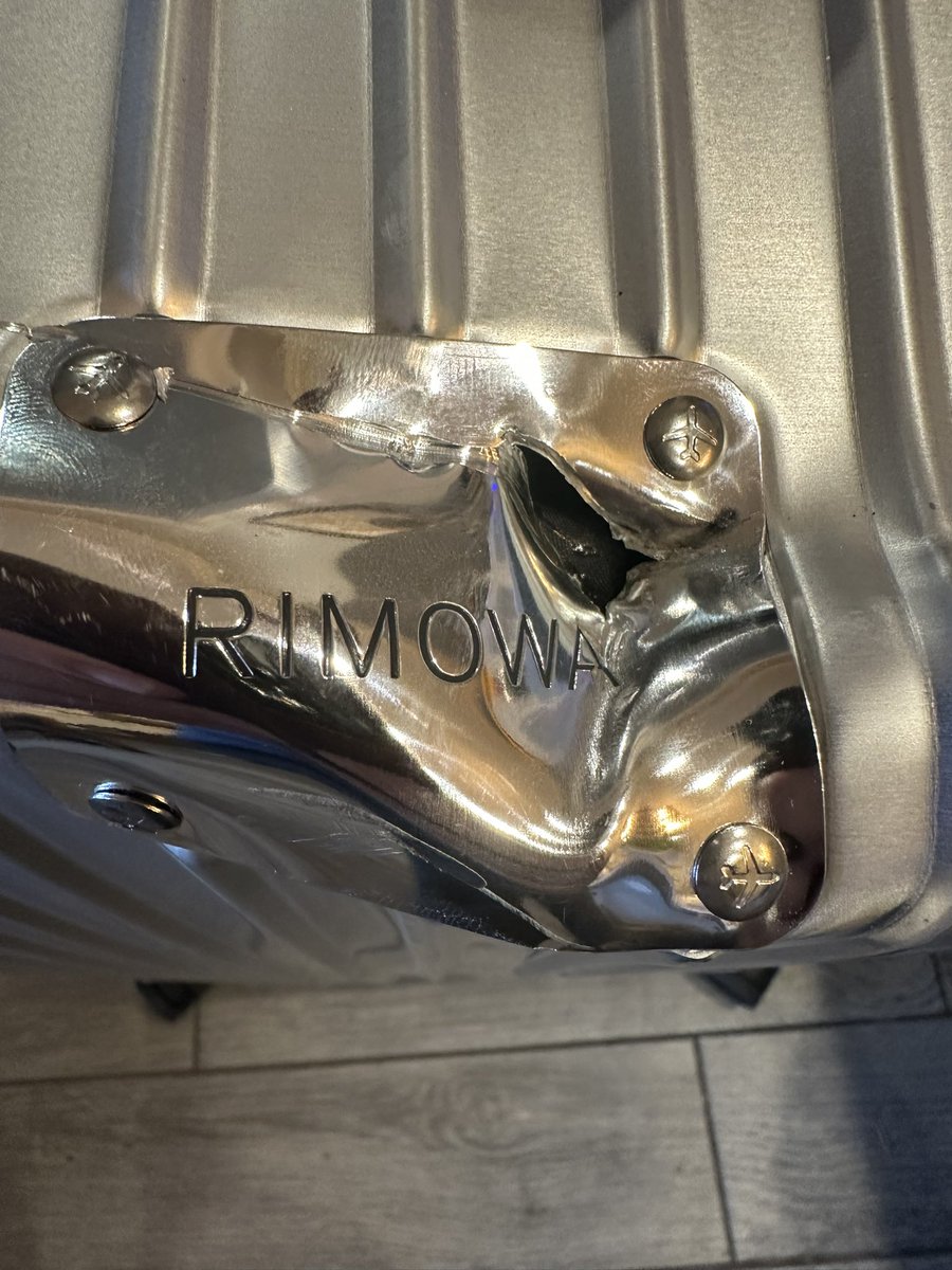 KalmanEric's tweet image. So @Delta, @RIMOWA customer service doesn’t believe this was accidental; neither does Occam’s razor.