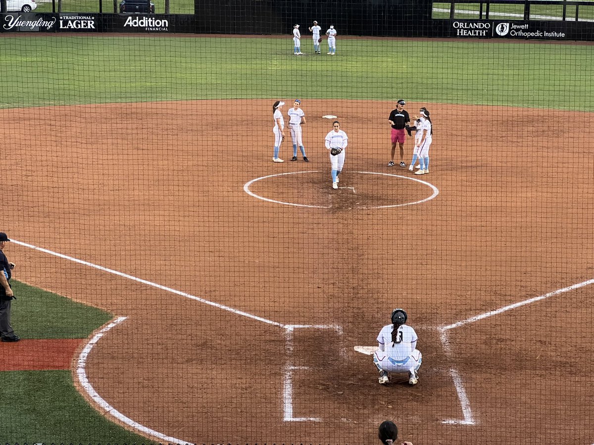 We have a pitching change at The Plex. 

#UCF alum <a href="/sonahalajian/">Sona Halajian</a> enters the circle for the Monarchs with two Smoke batters on and one out in the top of the 5th.

Monarchs: 6
Smoke: 2