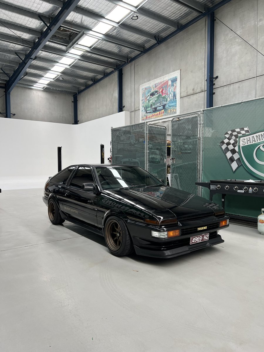 mightycarmods's tweet photo. We definitely saw some mad cars over in Victoria, and this AE86 Black Limited at #ShannonsInsurance HQ was a memorable one for sure ~
If it weren't for Initial D, do you think it would have been this popular amongst the car scene, or did the OG Japanese drifters already make it a JDM Staple from way back?
#MCMOnTheRoad #AE86 #blacklimited #4age #blacktop #silvertop #initiald #jdm #touge #drifting #mightycarmods