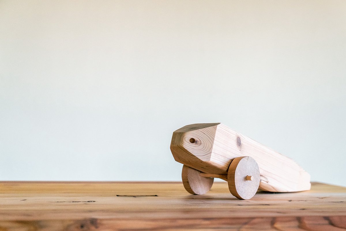 MASH-ROOMのオリジナル「きじ馬」は、熊本・人吉に伝わる郷土玩具を現代的に再解釈したスケールアップ作品。

人吉の豪雨災害で出た柱材をそのまま活用。ほぞ組の跡や穴もあえて残し、素材の歴史を感じられる仕上がりに。
mash-room.com

#災害材
#古材
#復興支援
#熊本県人吉市