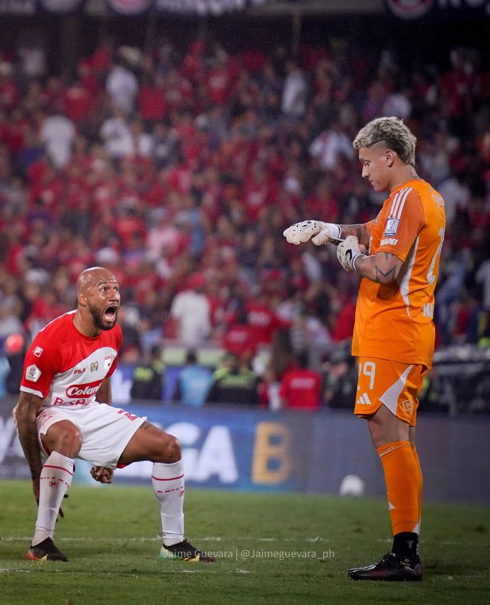 📌 <a href="/jaimeguevara/">Jaime Guevara 📽📸</a> capturó el momento en el que Edwar López le celebra el título de la liga🇲🇨🏆 a Washington Aguerre🧤🇺🇾

- Recordemos que Alexis Zapata🔴⚪️ contó en zona mixta que el portero del ‘DIM’🔴🔵 le tiró los guantes🧤en la cara en el entretiempo🕧

¡Que crack, Jaime👏📸!