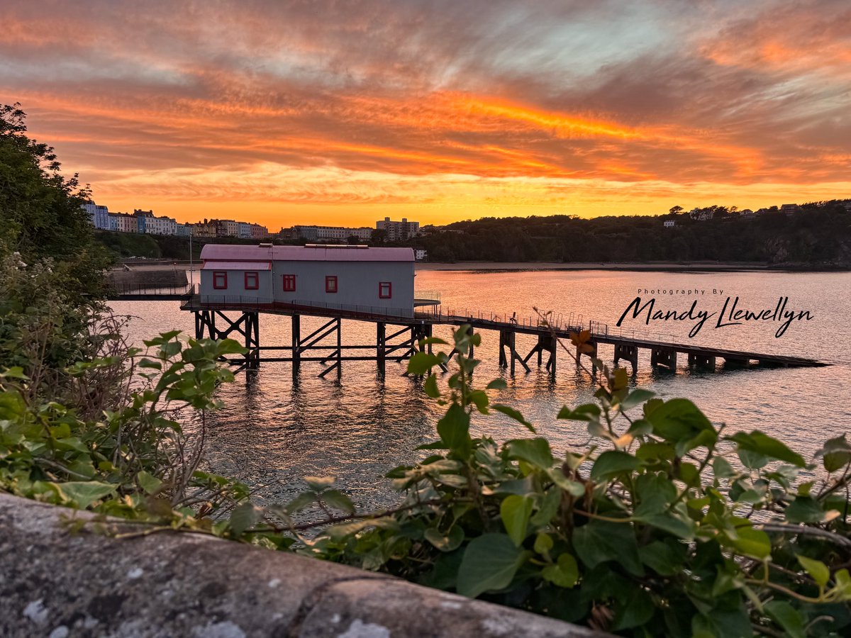 This evening’s phenomenal Sunset at Tenby Harbour. - bit unexpected after a drizzle 🌧️ day to say the least 
<a href="/DerekTheWeather/">Derek Brockway - weatherman</a> <a href="/ITVWales/">ITV Wales News</a> <a href="/WalesOnline/">WalesOnline 🏴󠁧󠁢󠁷󠁬󠁳󠁿</a> <a href="/PembsCoast/">Pembrokeshire Coast National Park</a> <a href="/VisitPembs/">Visit Pembrokeshire 🏴󠁧󠁢󠁷󠁬󠁳󠁿</a> <a href="/tenby/">Tenby</a> @<a href="/tenbyobserver/">Tenby Observer</a> <a href="/TenbyVG/">Tenby Visitor Guide</a>
