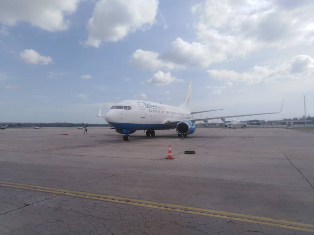 Un vuelo procedente de Bahamas llegó este 1ro de julio con 20 migrantes irregulares (9 hombres, 7 mujeres y 4 menores), quienes salieron ilegalmente del país por vía marítima. Suman 21 devoluciones en el 2025, con un total de 696 personas devueltas. #Cuba
