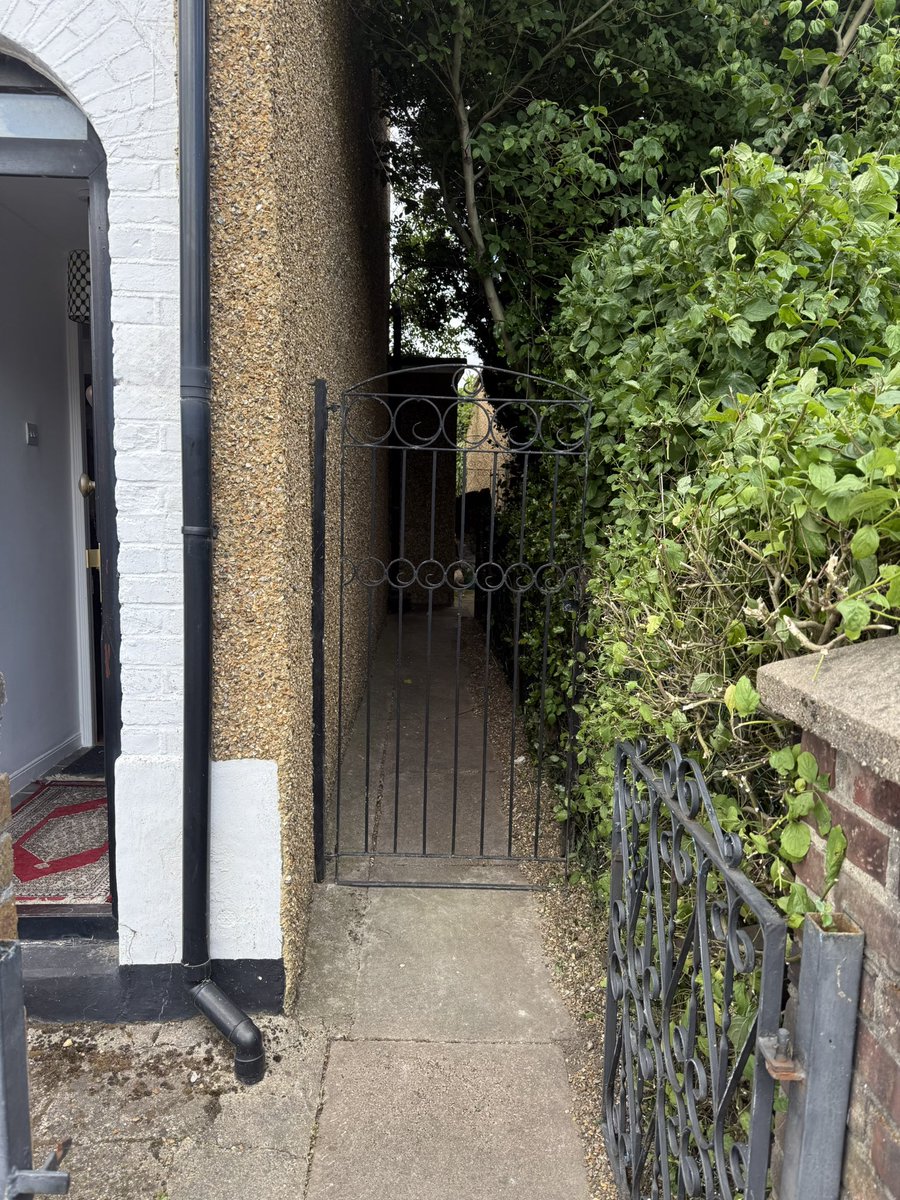 saffacacher's tweet photo. .@evrisupportline Evri please explain to me why your driver has marked my delivery as “front door/driveway inaccessible? Attached picture shows my front garden is 1 meter between pavement and front door with an unobstructed path! The real reason should be “can’t be arsed!!” https://t.co/nBHXFy99RT