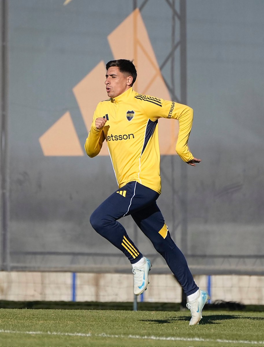 Boca puso 1era. 
35 futbolistas. 
Mañana con un doble turno. 
Una lista de jugadores prescindibles y negociables. 
Una lista de futbolistas a prestar. 
Todo esto se definirá en una charla entre Riquelme y Russo.