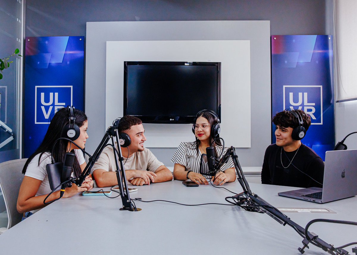 🎓✨ En la ULVR, cada espacio es una oportunidad para crecer, crear y transformar.
Desde charlas inspiradoras en el Laboratorio de Televisión 🎥🎙️, hasta debates reales en la Sala de Juicios Orales ⚖️🗣️, nuestros estudiantes viven su formación con pasión y propósito.

#SomosULVR
