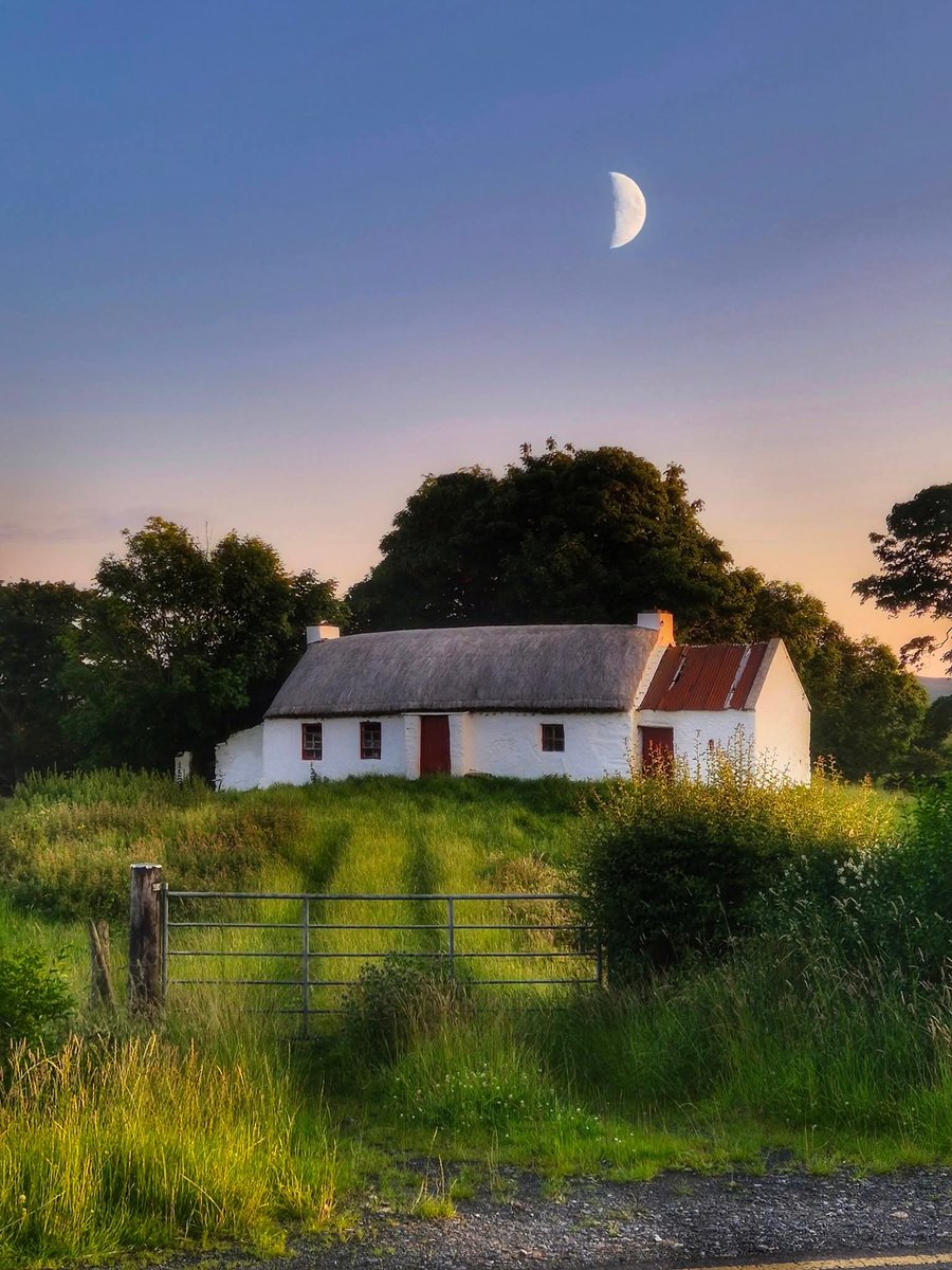 ThisIsIreland3's tweet photo. This is NOT AI folks, this was Culdaff this evening 🌙🌙 What a perfect setting 💚

📍Culdaff, County Donegal, Ireland ☘️ 

📸 Donal Kearney's Photographs 

#Donegal #Moon #Cottage #Culdaff #Ireland https://t.co/ltfUZtOzXO