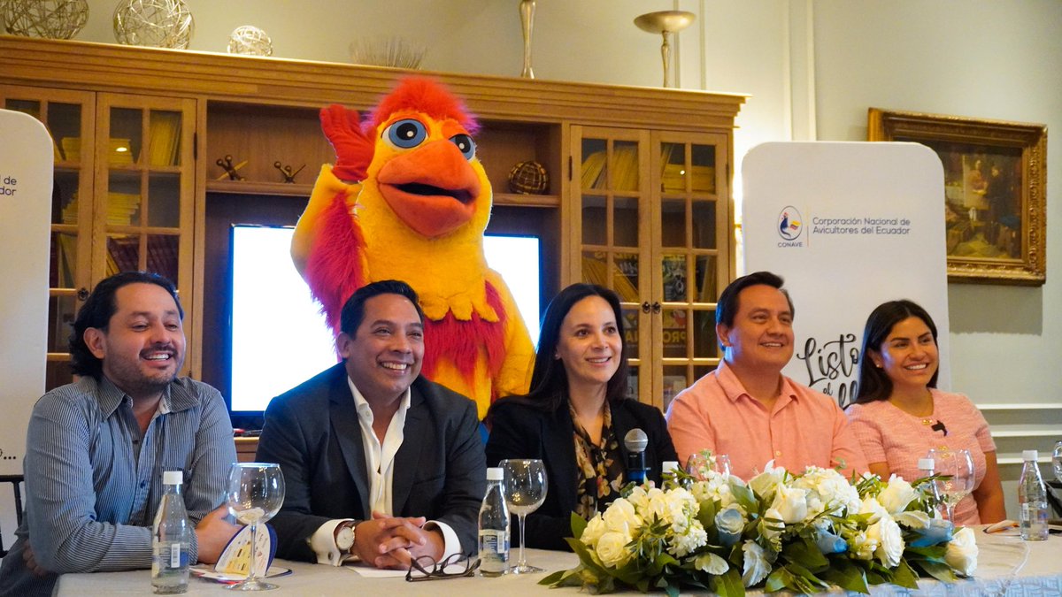 AgriculturaEc's tweet photo. #Guayas | Nos sumamos al lanzamiento de la campaña #ListoElPollo de @CONAVE_EC, junto a autoridades nacionales y líderes del sector avícola.
🐔 Destacamos el papel fundamental de la carne de pollo en la alimentación diaria, la nutrición y el sustento económico de miles de familias ecuatorianas. 🇪🇨💪
#ElNuevoEcuador #NadaNosDetiene