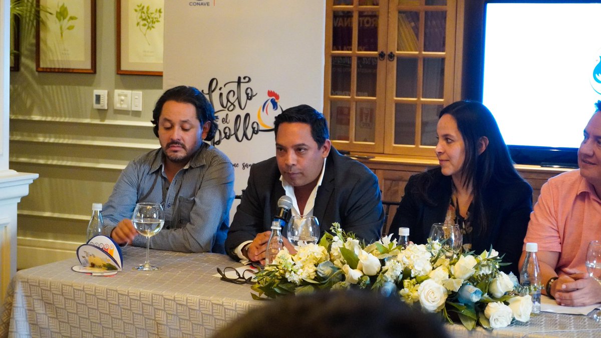 AgriculturaEc's tweet photo. #Guayas | Nos sumamos al lanzamiento de la campaña #ListoElPollo de @CONAVE_EC, junto a autoridades nacionales y líderes del sector avícola.
🐔 Destacamos el papel fundamental de la carne de pollo en la alimentación diaria, la nutrición y el sustento económico de miles de familias ecuatorianas. 🇪🇨💪
#ElNuevoEcuador #NadaNosDetiene