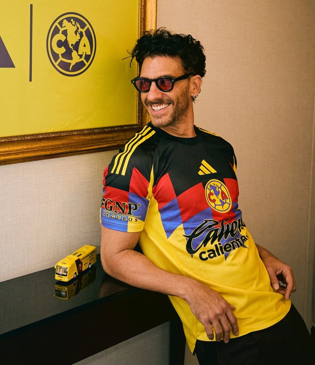 Erick Elias (<a href="/erickelias/">Erick Elias</a>) luciendo la nueva playera del Club América