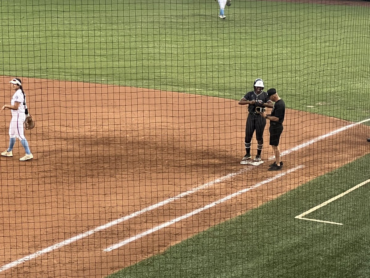 We’re heading into the 6th inning at The Plex still tied at 6 runs each. 

#UCF alum <a href="/sonahalajian/">Sona Halajian</a> exits the game after 0.2 innings, giving up 2 runs on 3 hits. Kentucky alum Jaden Vickers takes over. 

<a href="/jada_cody99/">Jay👑💕</a> led things off with a single for the Smoke.