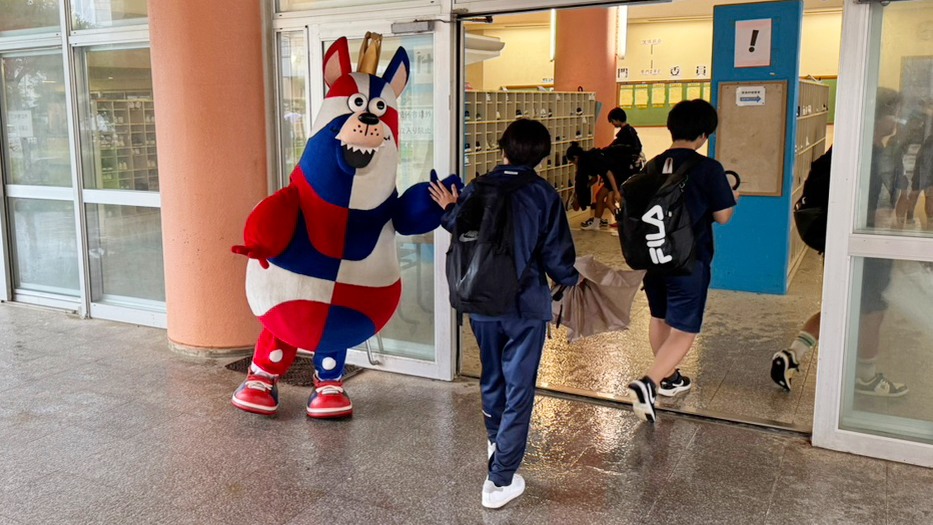 6月はホームタウンである沖縄市をはじめ、那覇市、浦添市、西原町の小中学校にて、ゴーディーが朝のあいさつ運動に参加しました。

梅雨の時期ではありましたが、子どもたちとの交流を通して、心晴れやかな朝のひとときとなりました。

▽公式サイトはこちら
goldenkings.jp/news/detail/id…