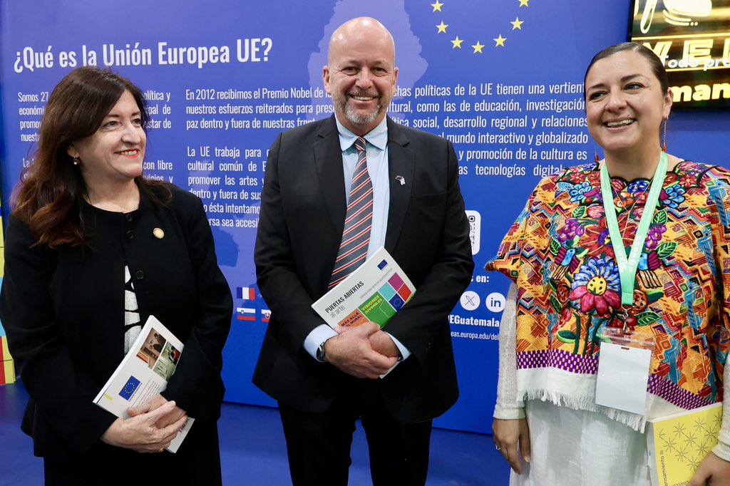 UEGuatemala's tweet photo. 📖 ¡Estamos en #FILGUA2025! 🇬🇹🇪🇺

🎨A través del #arte y la palabra, abrimos espacios de encuentro, diálogo, libertad y diversidad.

📍Visita nuestro stand de #PuertasAbiertasAlArte y no te pierdas de las actividades que hemos preparado para ti.

#UEenFILGUA #EmpleoDigno #StandUE https://t.co/knsjhU0dPe
