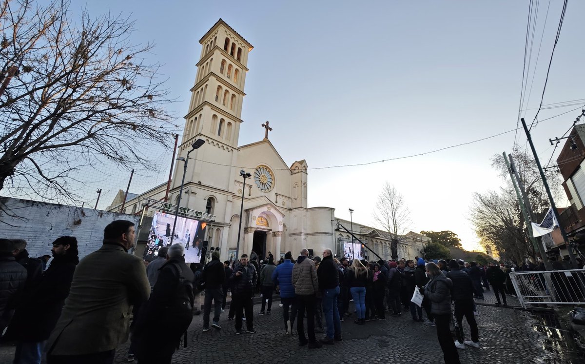 El Peronismo unido, jamás será vencido ✌️

En la Parroquia San Francisco de Asís, de 12 y 68, #LaPlata, nos reunimos con compañeros y compañeras para homenajear a Juan Domingo Perón, en el día del 51° aniversario de su paso a la inmortalidad. 

En esta fecha tan significativa