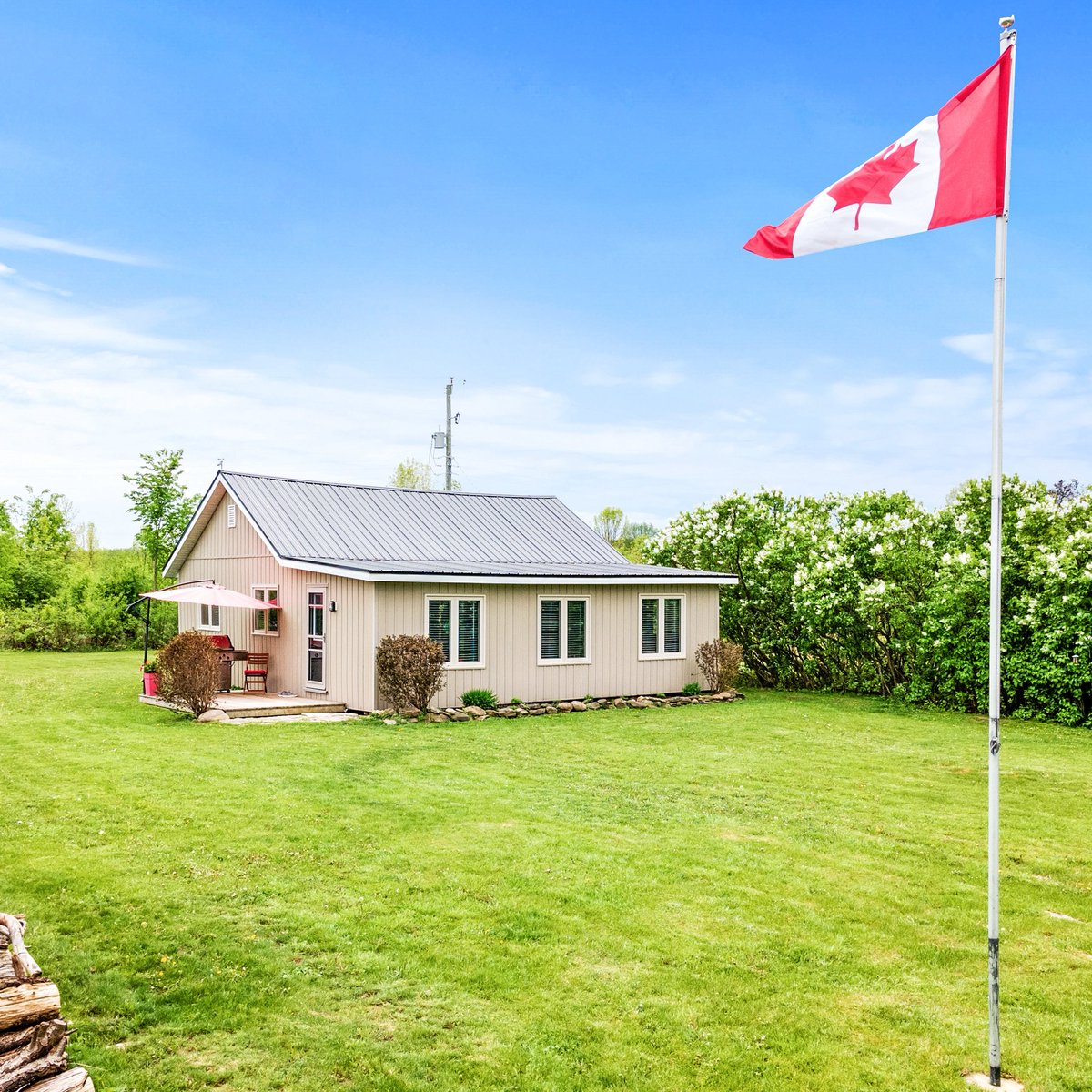 ShowYourListing's tweet photo. Happy #CanadaDay! https://t.co/meOqaNG7fT