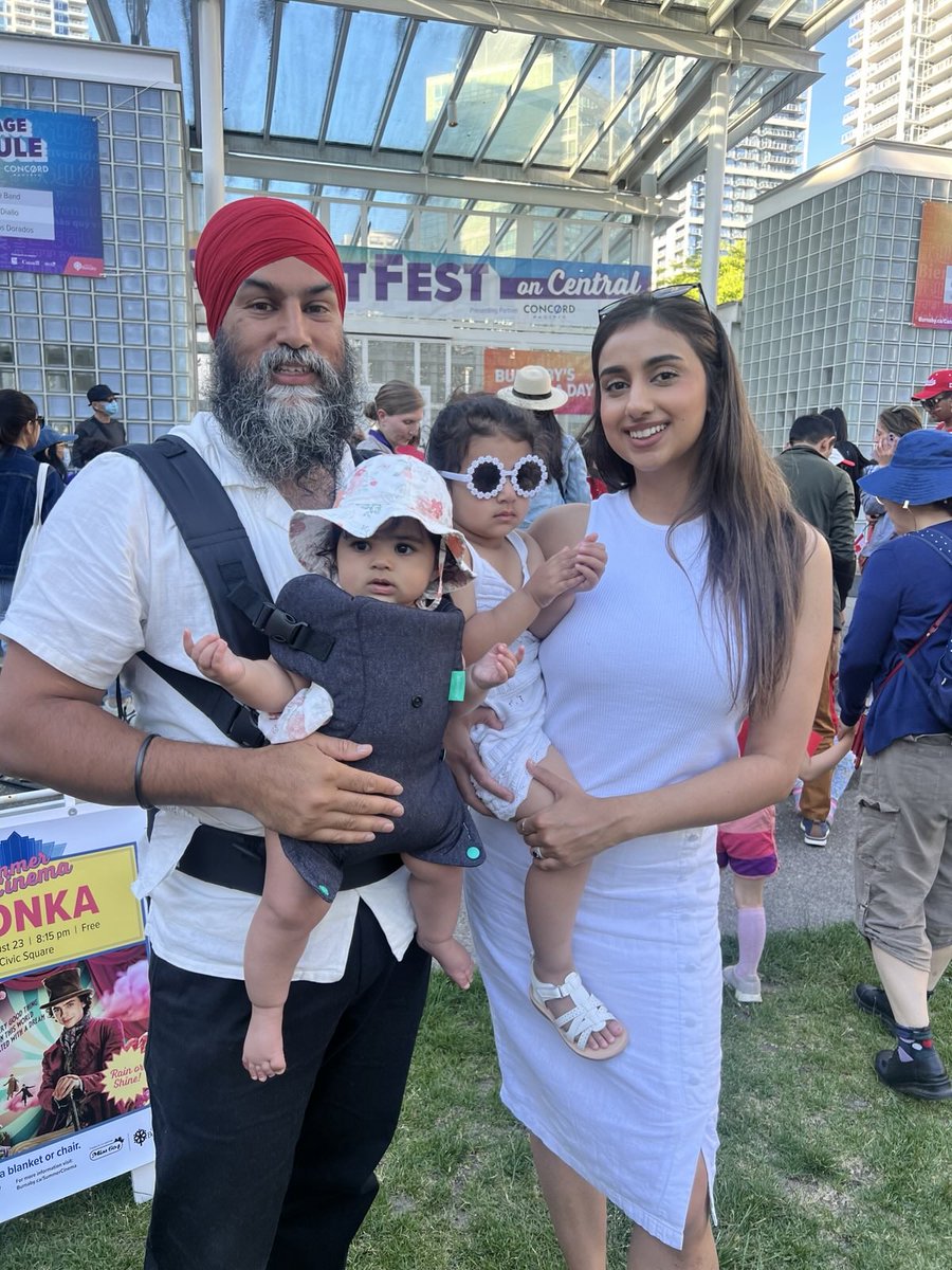 theJagmeetSingh's tweet image. Happy Canada Day!
Today, let us renew our commitment to not only defend Canada, but to continue to build the country of our dreams.
Let's build a country where we take better care of each other and lift each other up so that we all rise.