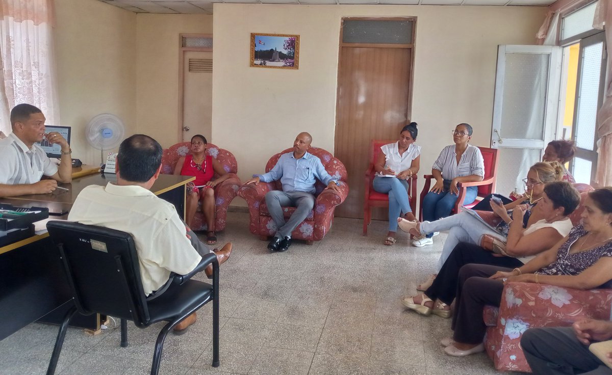 Hoy encuentro de trabajo con la Unión de Juristas de #Guantánamo y el <a href="/TribunalProvin5/">Tribunal Provincial Popular de Guantánamo</a>. Fue un espacio ameno, de intercambio, retroalimentación y proyecciones bilaterales. Se prestigió el evento con los profesores Ciro Félix Rodríguez y Liuver Camilo Monblan. ⚖️🇨🇺
#NiUnPasoAtrás