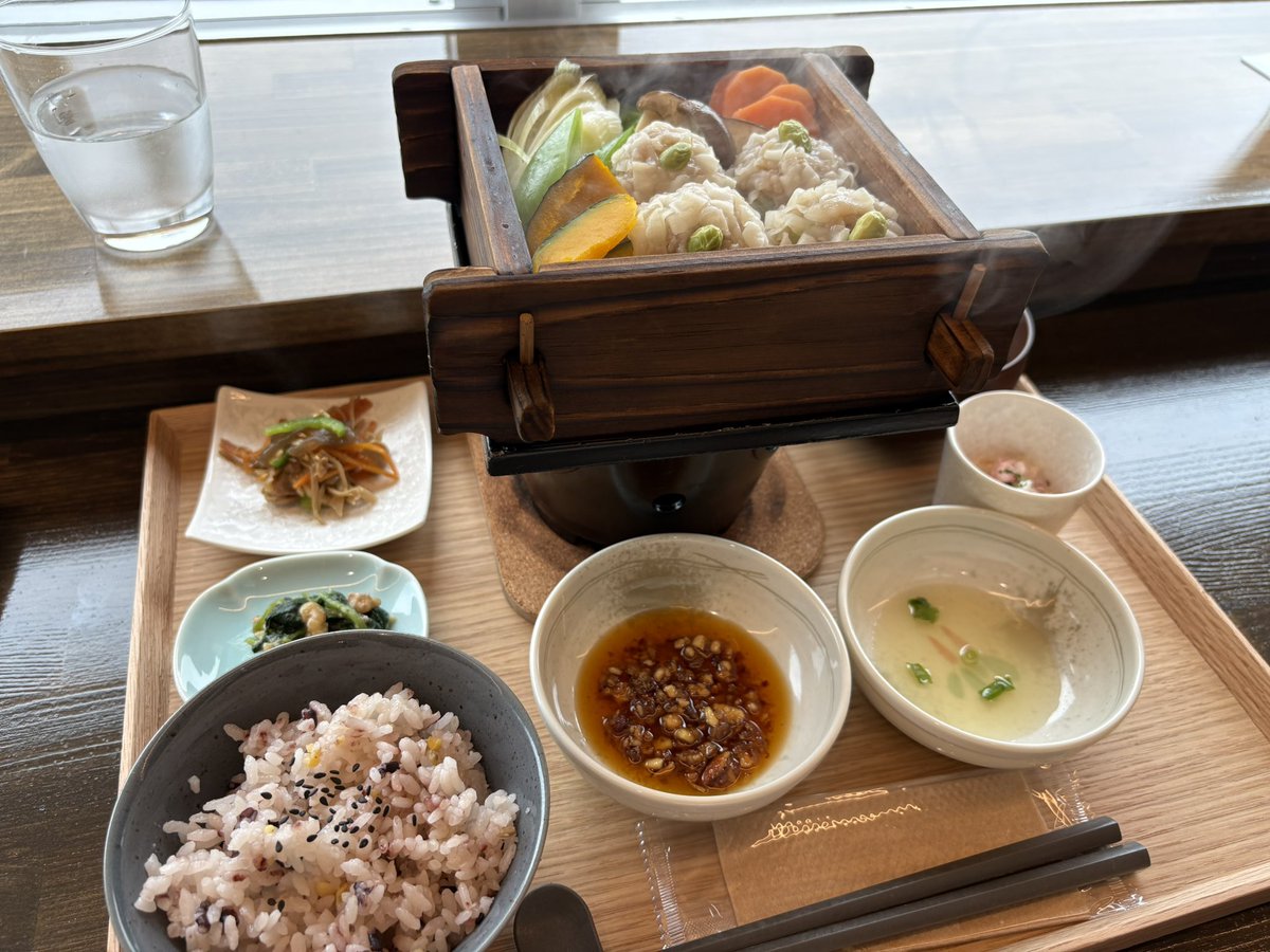 おはようございます☀️

昨日は、クライアントさんと
打ち合わせがてら
お昼ご飯を食べてきました〜！！

自家製ラー油と、柚子ダレで食べる
シュウマイがとってもおいしかったです♡

健康志向なメニューが多かったので
今度は子供と行きたいと思います👧

さて！今日も頑張っていきましょう💪