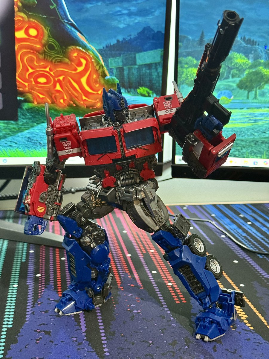 TFAdvanced125's tweet image. Finally got one of my grails. MPM-12
What is a good BBM Bumblebee that scales with him?