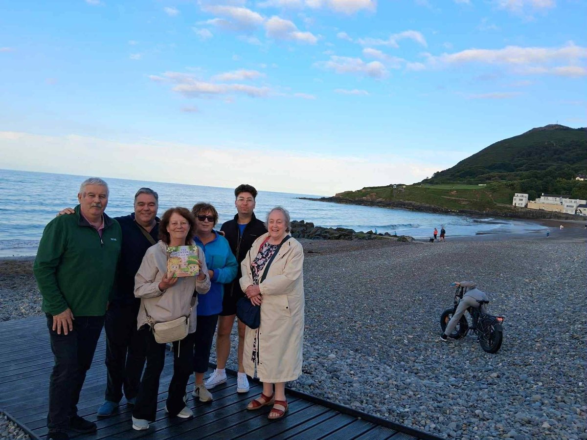 Clover1452's tweet image. The most wonderful surprise this evening. My family in Ireland gathered together at the Irish Sea in Ireland to celebrate each other and lil Patee and Maree, the two wee lil leprechauns. The leprechauns are home at last.