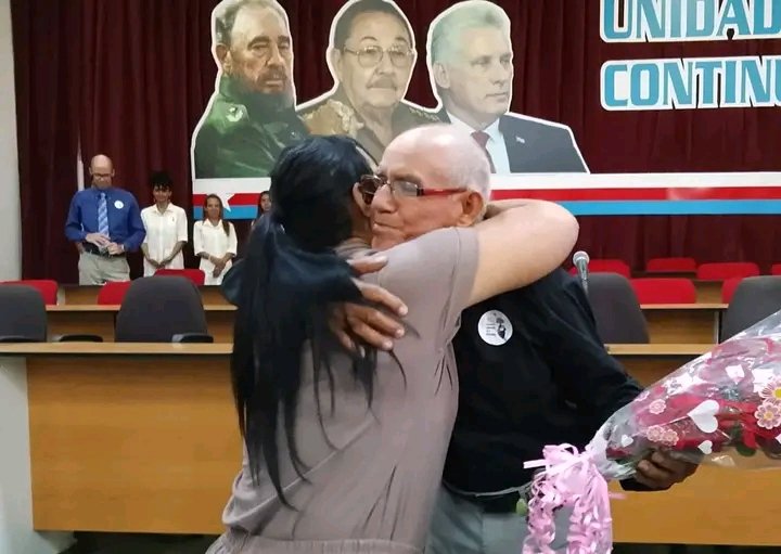 El Premio Provincial de Historia Granma 2025 "Julio Báez Medel" correspondió al Máster en Ciencias Osvaldo Ramón Parra Serrano, historiador del municipio de #Yara.
¡Muchas felicidades! Gran honor en este Día del Historiador.
#ProvinciaGranma
#Cuba