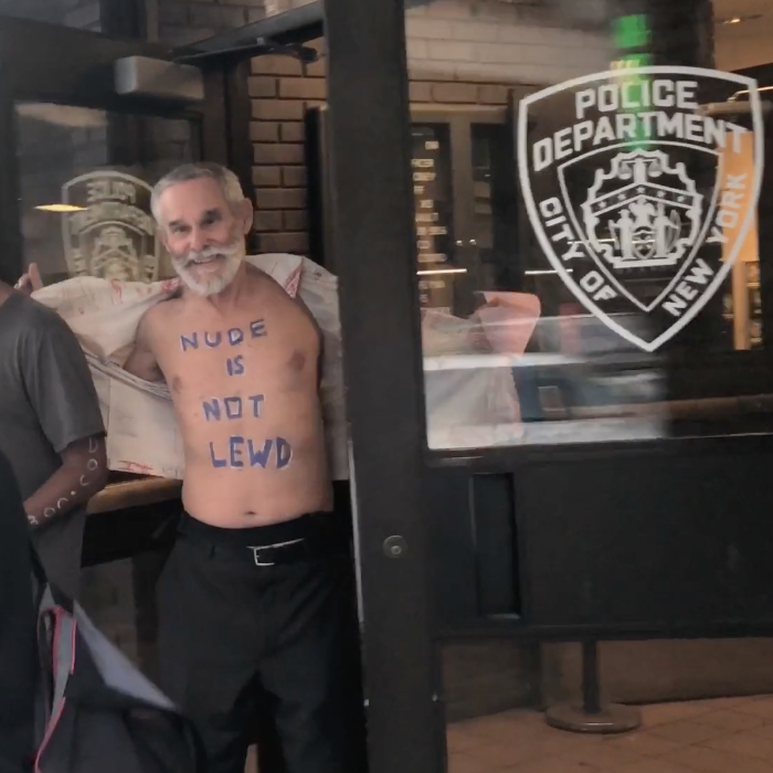 nudeactivism's tweet image. 2018 @ClothesFREE’s “coverage” of the Demonstration following Sunday’s Times Sq NYC🇺🇸USA “Ultimate Freedom Concert” when George Davis got arrested &amp;amp; soon thereafter freed by @NYPD Exercising #1stAmendment #ClothesFreeLiberty in #ThePureSuitOfHappiness: 
youtu.be/mmclT19hijQ