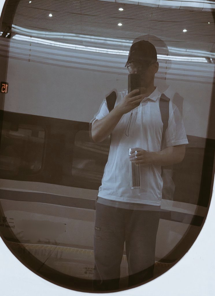 搞个反差，
谁还不是一个，
正经土直牛马～👻👻👻