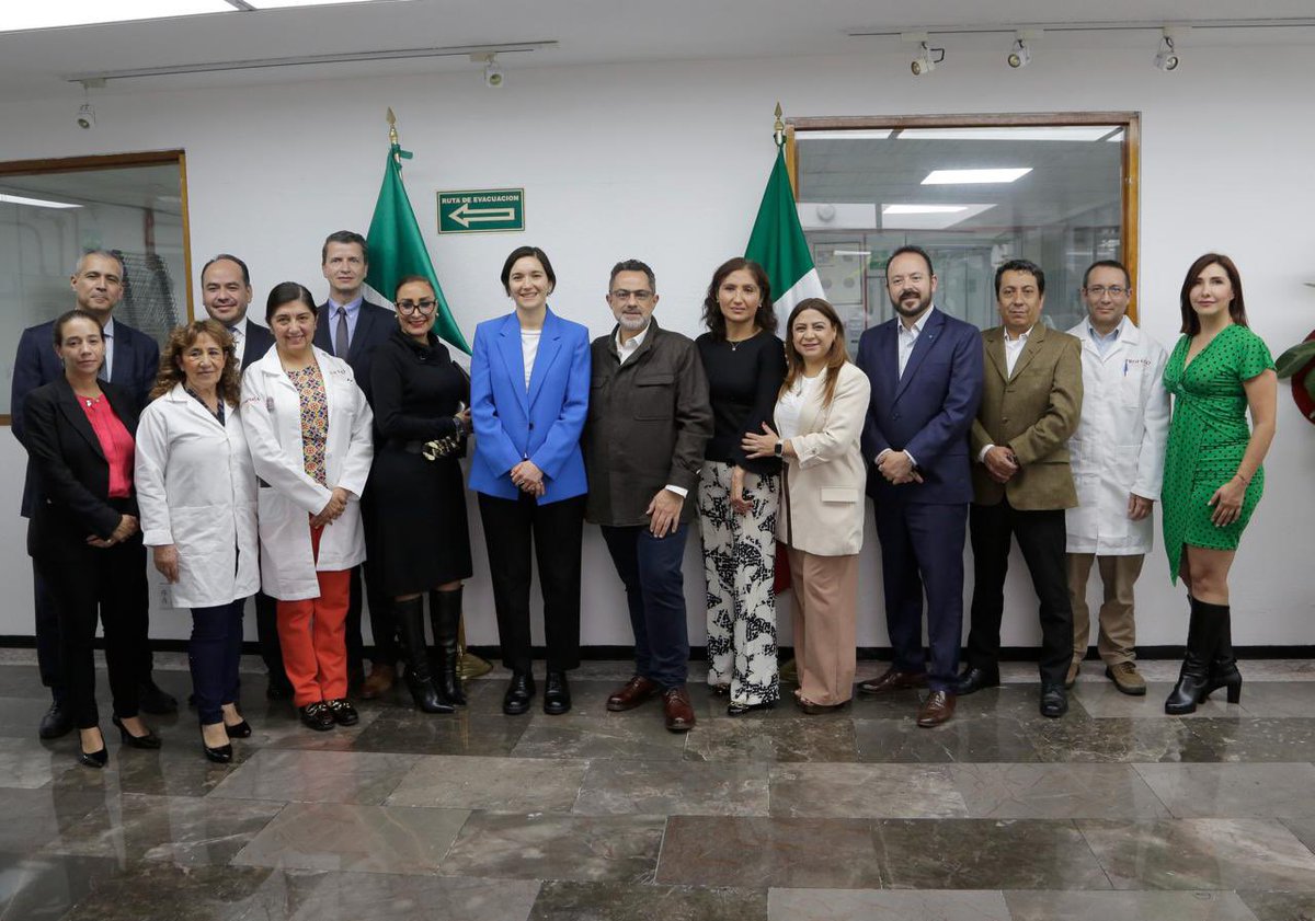 El día de hoy, el <a href="/SESNSP/">SESNSP</a> y la <a href="/Profeco/">Profeco</a> firmamos un convenio de colaboración para que su laboratorio analice los uniformes de las y los policías estatales y municipales que se adquieren con recursos federales. Con esto garantizaremos que estas prendas sean de calidad y con