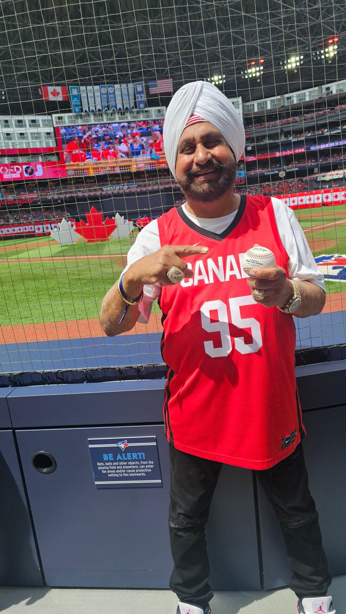 superfan_nav's tweet photo. It's a tradition. #canadaday with the @BlueJays
Love this country.

Wishing every Canadian here and around the world a Happy Canada Day.

Let's hope for a better world.
Let's hope for everyone to treat each other like family. https://t.co/cf1EZXrTqp
