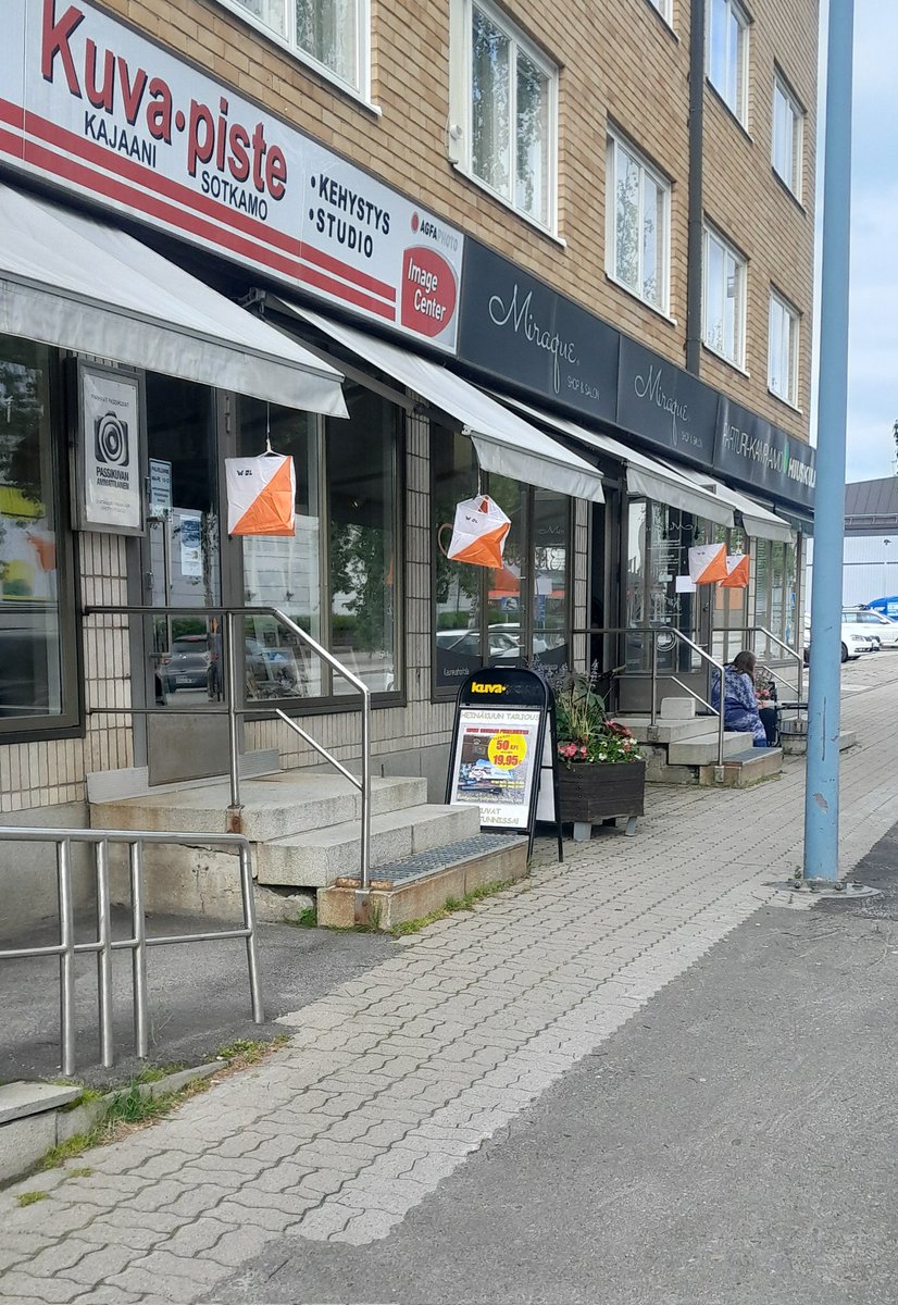 Hieno idea #Sotkamo kirkonkylän kauppiailla koristella liikkeiden sisäänkäynnit rastilipuilla #Rastiviikko aikana. Jonkinlainen vetonaula myös #suunnistus-asiakkaille käydä Rastiviikon yhteistyökumppaneiden kaupoissa. Näitä firmoja on kylän raitti täynnä.
#markkinointi