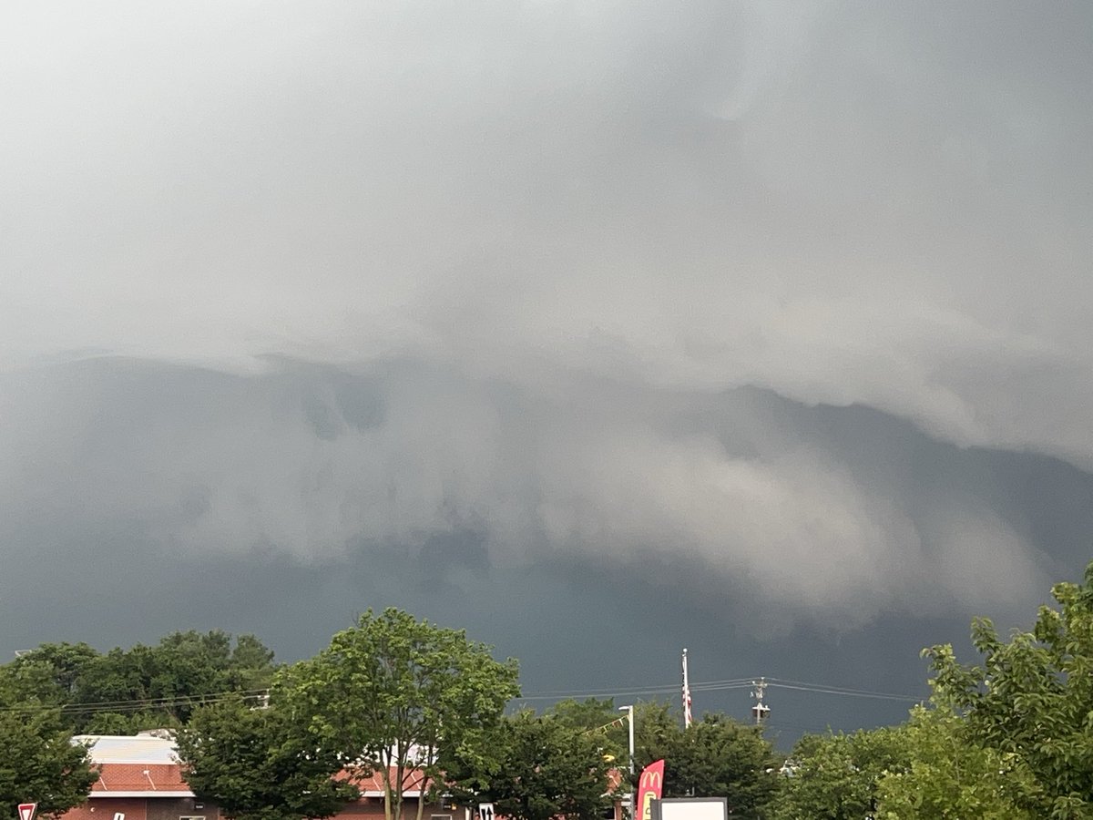 timbutz70's tweet image. @capitalweather Nasty is the only word to describe the sky right now in Glen Burnie, Md.