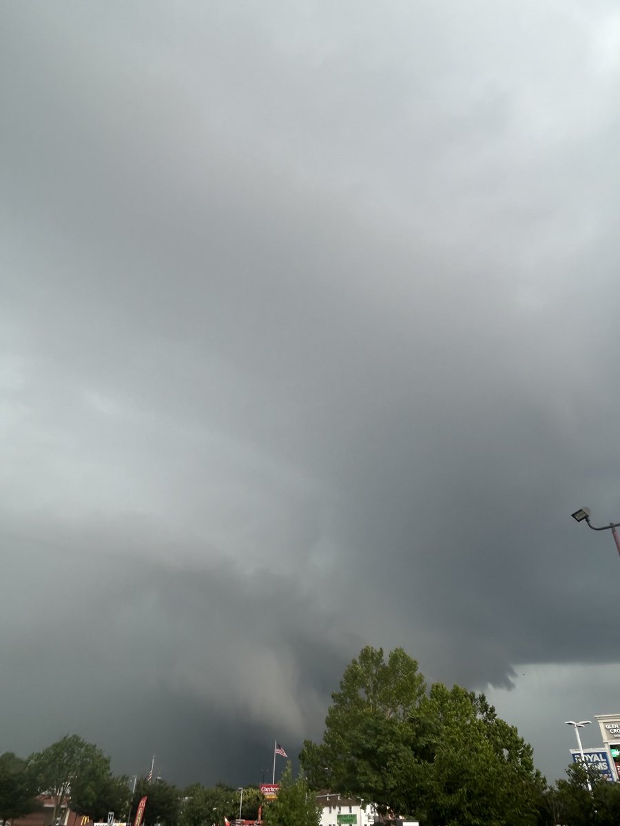 timbutz70's tweet image. @capitalweather Nasty is the only word to describe the sky right now in Glen Burnie, Md.