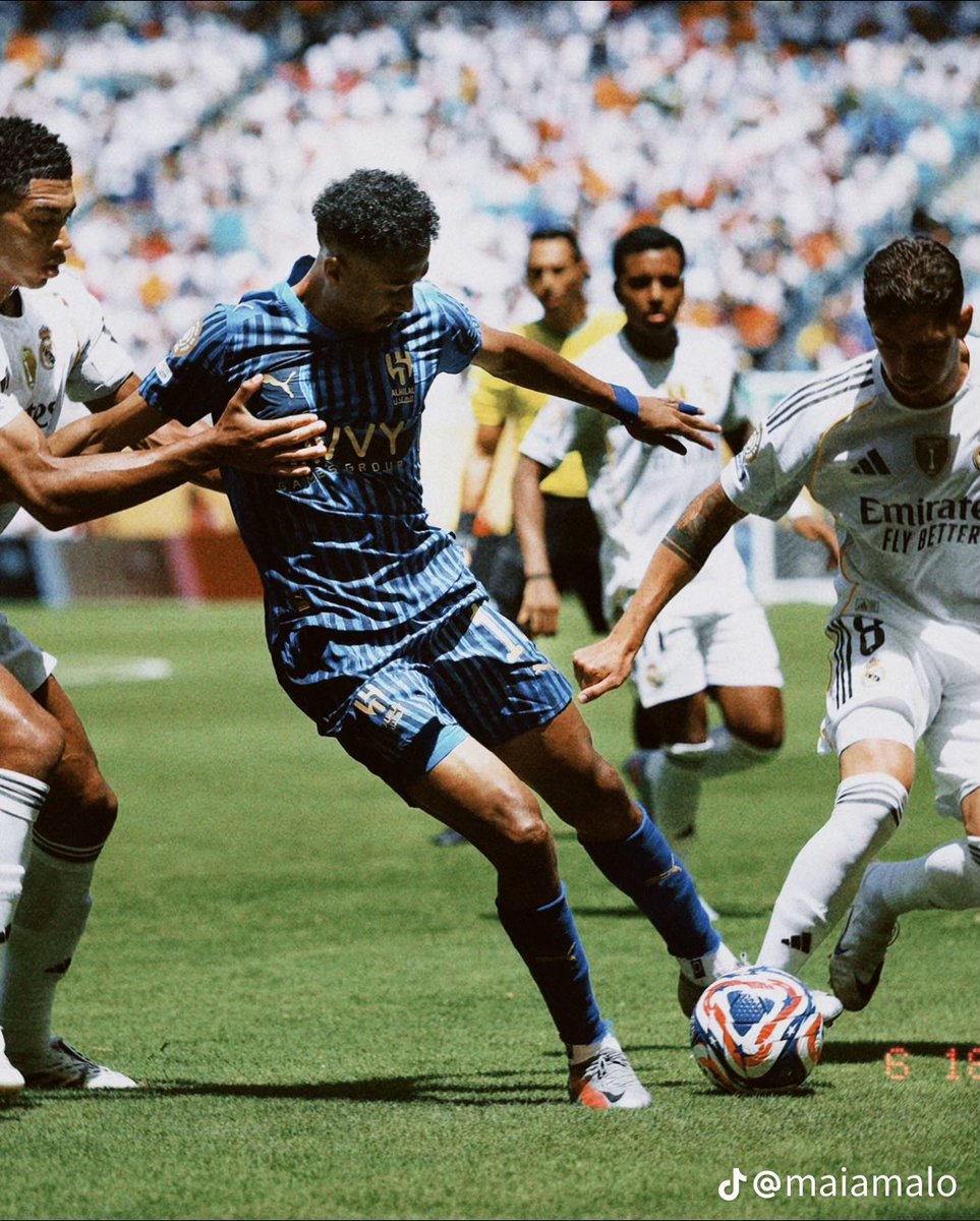 امام غاندوغان وبيرناندو وريندرز ورودري تفوقوا عليهم
امام بيلنجهام وفالفيردي وتشاوميني تفوقوا عليهم 
امام وسط سالزبورغ المنظم تفوقوا عليهم ايضًا 

ما ابالغ لو اقول الثلاثي هذولي ضمن توب 10 بالعالم